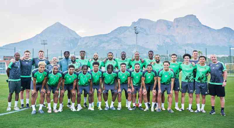 Bowyer, a la derecha, con su equipo en Alicante, España, donde han estado realizando su entrenamiento de invierno esta semana