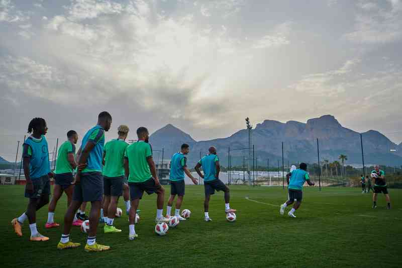 Bowyer, a la derecha, dirige a su equipo de Montserrat en ejercicios en el campo de entrenamiento en Alicante