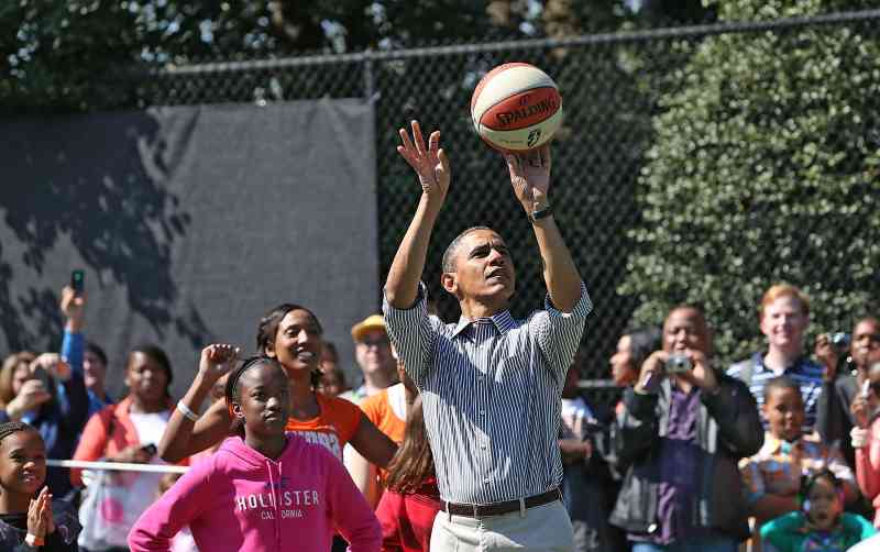 Se atribuye a la destreza de baloncesto de Obama haber revertido una caída en las encuestas